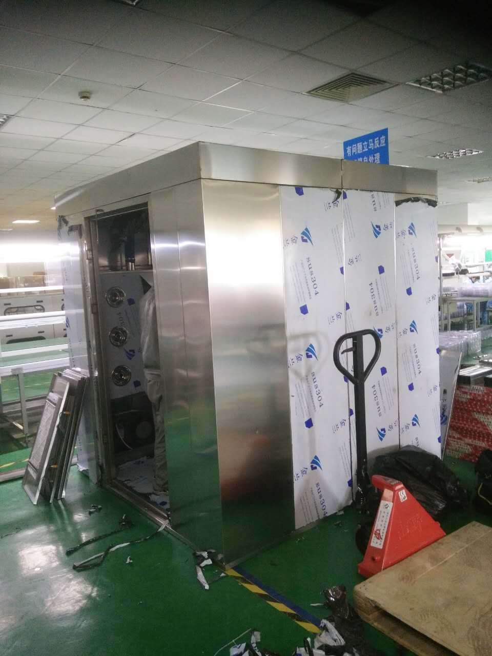 智能风淋房：风淋室安全使用指南：进入风淋室的注意事项